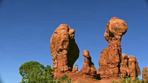 Large red rock pinnacles and balanced rocks in Arches National Park, Utah 스톡 동영상 258883567