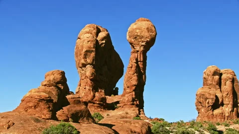 Large red rock pinnacles and balanced rocks in Arches National Park, Utah 스톡 동영상 258938126
