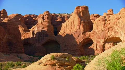 Large red rock pinnacles and balanced rocks in Arches National Park, Utah 스톡 동영상 258957046