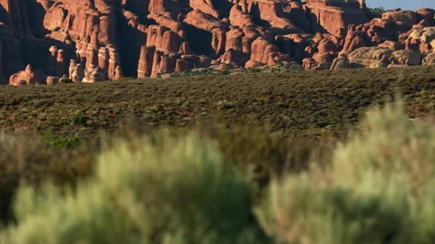 Large red rock pinnacles and balanced rocks in Arches National Park, Utah 스톡 동영상 258965093