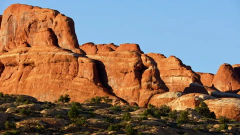 Large red rock pinnacles and balanced rocks in Arches National Park, Utah 스톡 동영상 258968492