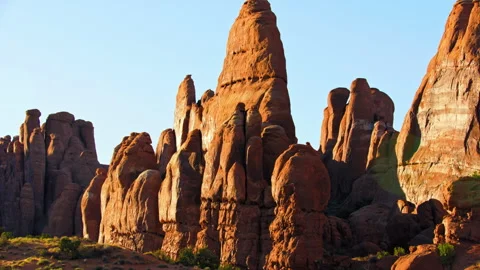 Large red rock pinnacles and balanced rocks in Arches National Park, Utah 스톡 동영상 258971115