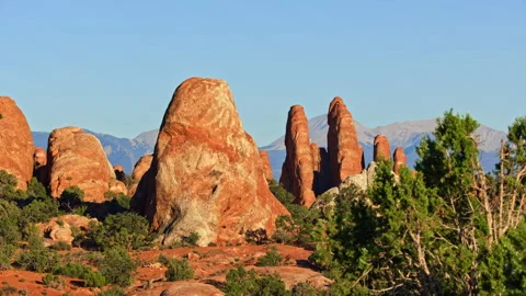 Large red rock pinnacles and balanced rocks in Arches National Park, Utah 스톡 동영상 258973653
