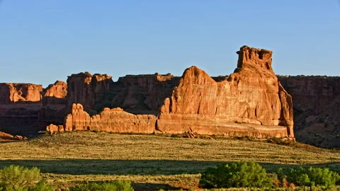 Large red rock pinnacles and fins in Arches National Park, Utah Vidéo 258975966