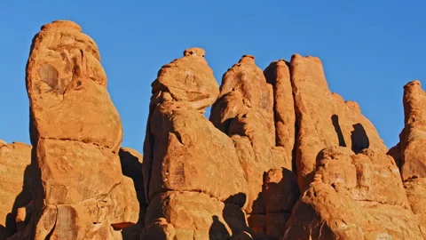 Large red rock pinnacles in Arches National Park, Utah Vidéo 258865341