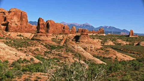 Large red rock pinnacles in Arches National Park, Utah 스톡 동영상 258882464