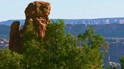Large red rock pinnacles in Arches National Park, Utah 스톡 동영상 258940453