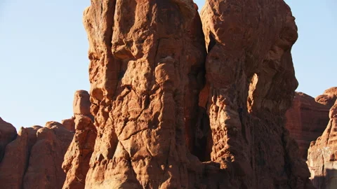 Large red rock pinnacles in Arches National Park, Utah 스톡 동영상 258954534