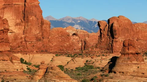 Large red rock pinnacles in Arches National Park, Utah 스톡 동영상 258963794