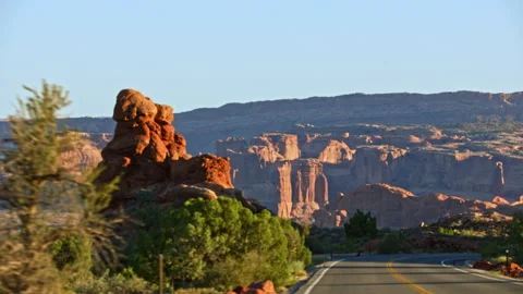 Large red rock pinnacles in Arches National Park, Utah 스톡 동영상 258973645