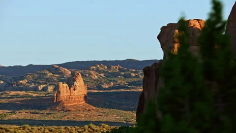 Large red rock pinnacles in Arches National Park, Utah 스톡 동영상 258975064