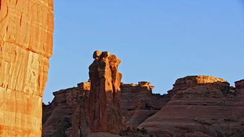 Large red rock pinnacles in Arches National Park, Utah 스톡 동영상 258978749