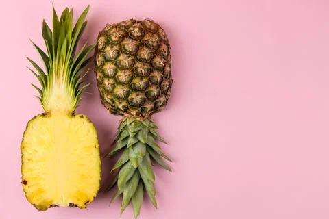 Large ripe fruit pineapple on a bright pink background. summer. top view. spa Foto stock
