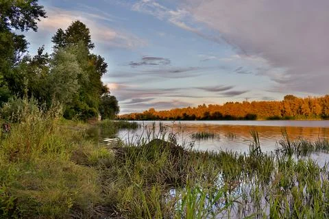A large river in the evening. The light from the low sun changed the color .. Foto stock