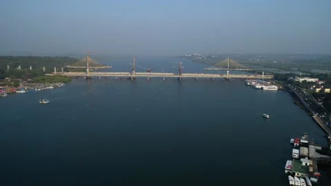A large road bridge over the river Mandovi in Panaji, Goa, India. Aerial scenery Vídeo Stock 85546370