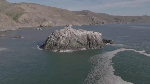 Large rock in center of sea Stockbeeldmateriaal 336792363