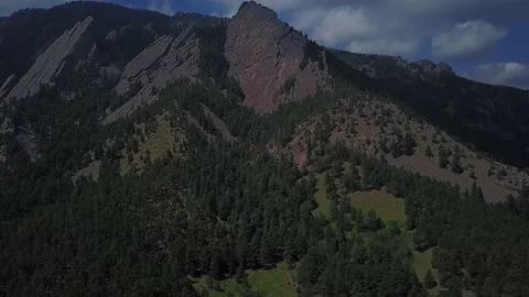 Large rock face around trees Stockbeeldmateriaal 162404085