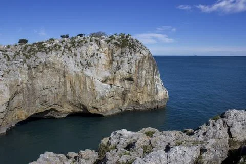A large rock in the ocean Stock-Fotos