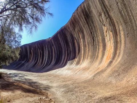 Large rock outcrop shaped like a wave in Western Australia Stock Photos