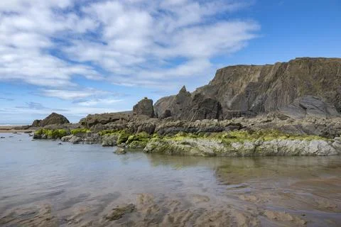 Large rock pool left after low tide at Sandymouth Bay Cornwall Fotos de archivo