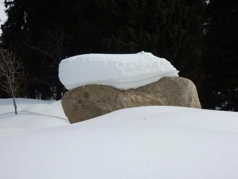 A large rock with a thick layer of snow in Almaty, Kazakhstan Foto stock