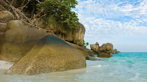 Large rocks on the beach. thailand, similan Vidéo 40787728