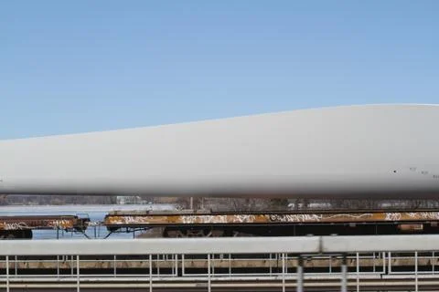 Large rotor for windmill on a train flatbed Stock-Fotos