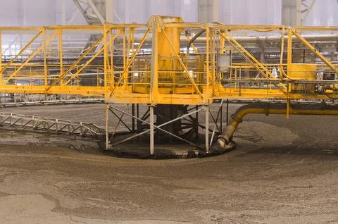 Large round floatation machine tank full of liquid at plant Foto stock