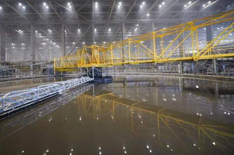 Large round floatation machine tank full of liquid at plant Foto stock