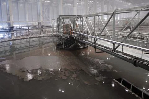 Large round floatation machine tank full of liquid at plant Foto stock