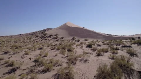 A large sand dune in the middle of the desert Video stock 295786479