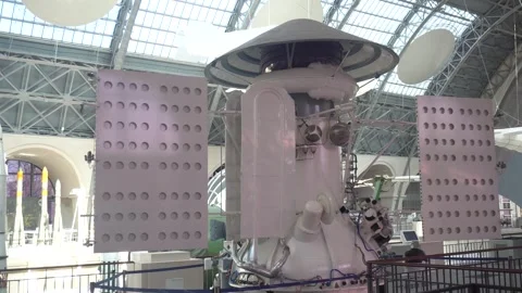 Large satellite exhibit in bright museum atrium Vidéo 342074905