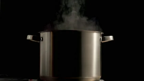 Large Saucepan Boiling With Steam, Slow motion Vídeo Stock 147635901