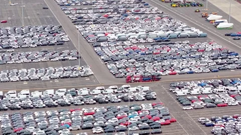 Large-scale car storage lot with rows of vehicles Video stock 331548184