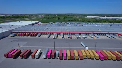 Large-scale fulfillment and distribution center handling freight movement Vídeos de archivo 336512811