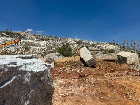 Large scale granite quarry mine with massive stone blocks and excavation si.. 库存照片