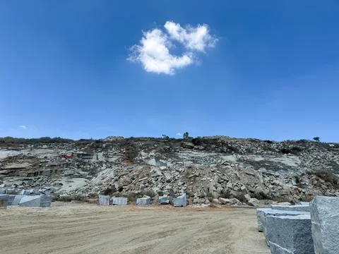 Large scale granite quarry mine with massive stone blocks and excavation si.. 库存照片