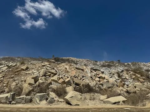 Large scale granite quarry mine with massive stone blocks and excavation si.. 库存照片