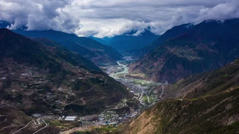 Large-scale mobile time-lapse of the Dadu River in Erlang Mountain Video stock 337918993