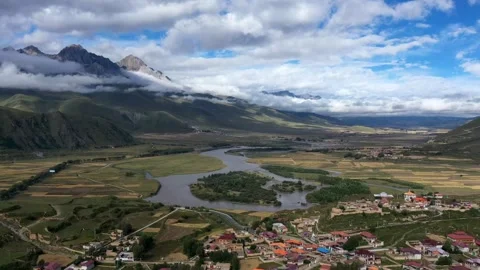 Large-scale mobile time-lapse photography of plateau villages Video stock 337980163