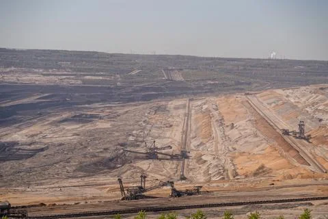 Large scale open cast lignite mine with industrial excavators Stock-Fotos