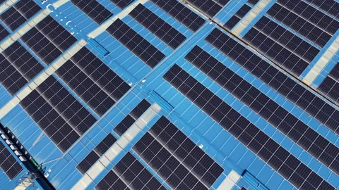 Large-scale rooftop solar panel array viewed from above, rows of photovoltaic 動画素材 345103768