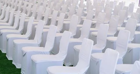 Large scale seating setup with many chairs prepared for an audience in a bi.. 库存照片