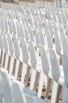 Large scale seating setup with many chairs prepared for an audience in a bi.. 库存照片