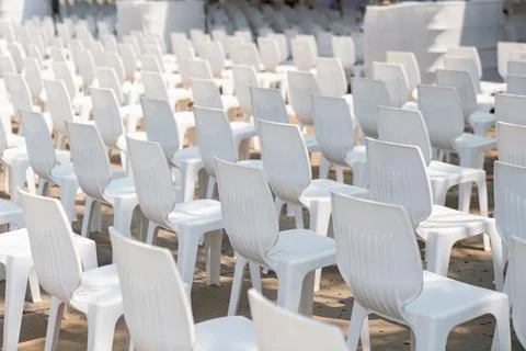 Large scale seating setup with many chairs prepared for an audience in a bi.. 库存照片