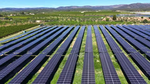 Large-scale solar farm in Spain with rows of photovoltaic panels mounted on Vidéo 333435416