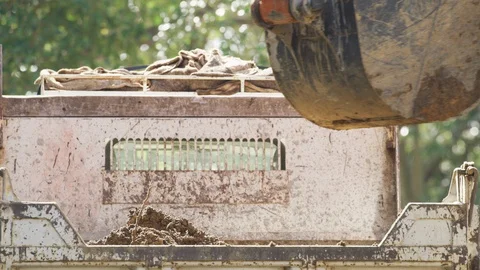 Large scoop dropping sand into the back of a truck. Quarry, dump, construction Video stock 125492124