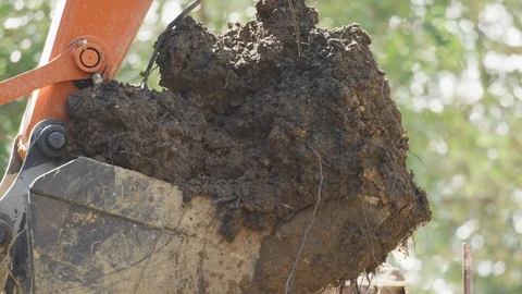 Large scoop dropping sand into the back of a truck. Quarry, dump, construction Stock Footage 125492162
