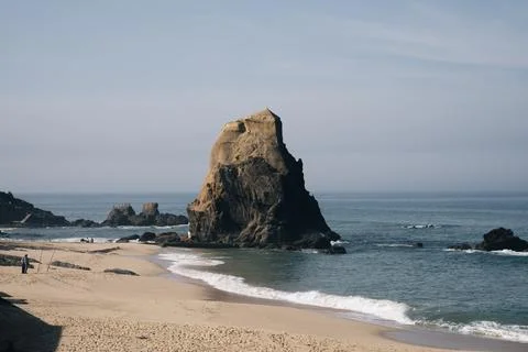 Large sea stack and sandy beach on the Atlantic coast in Santa Cruz Portugal Foto stock