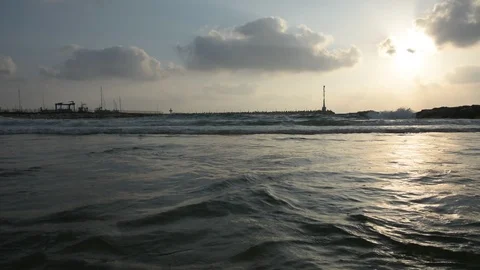 Large sea waves with splashes of foam and water on the beach with yacht port Vídeo Stock 93556313